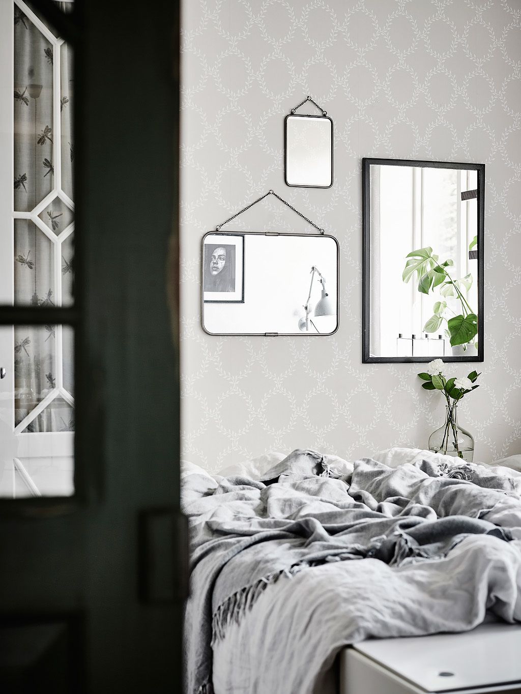 Yksinkertainen pohjoismainen makuuhuone 